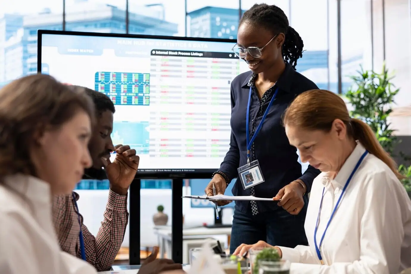 Бизнес-аналитик создаёт интерактивную презентацию для совета директоров с обновлениями по проекту.