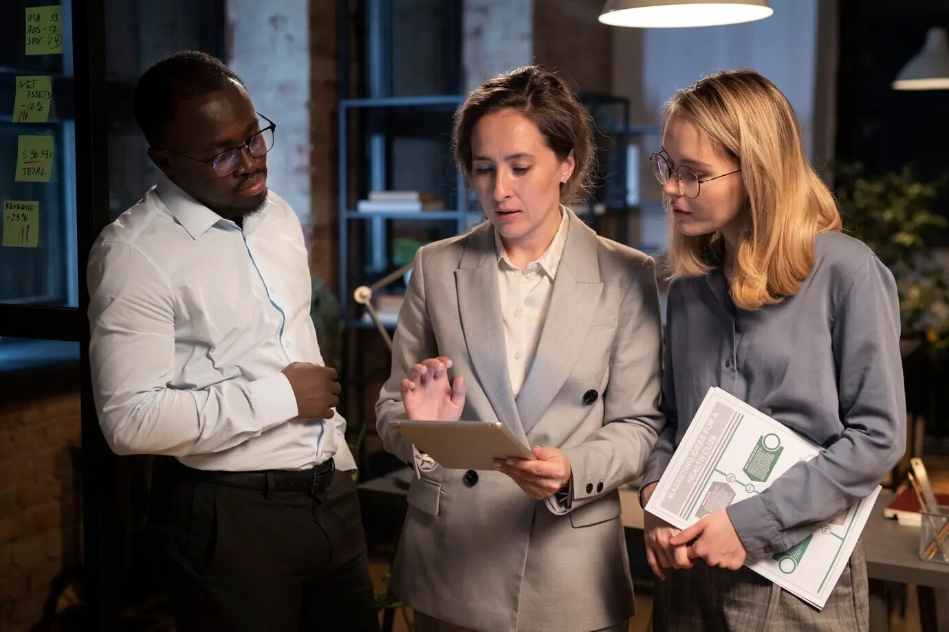 Командная работа: смотрят на планшет